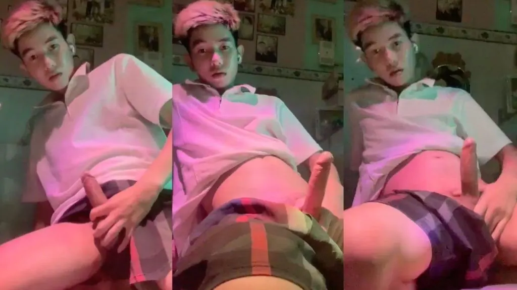 Vietnamese Handsome Boy Livestream Sucks Dick