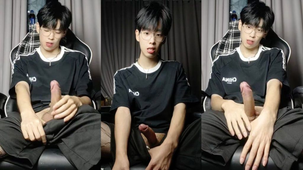 Chinese Handsome Boy Jerking Off